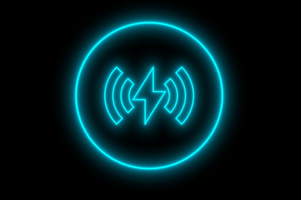 A imagem apresenta um ícone futurista brilhante em neon azul sobre um fundo preto. O símbolo mostra um raio central