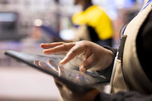 Sistema de rastreabilidade na produção eletrônica exibindo dados de componentes e etapas do processo produtivo de placas, garantindo controle e qualidade em setores críticos.