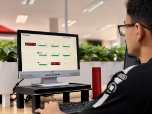 Analista de automação analisando o sistema de rastreabilidade ShopFloor