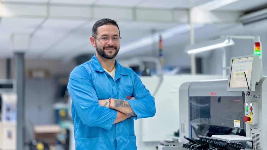 Operador de produção de jaleco azul no setor smt